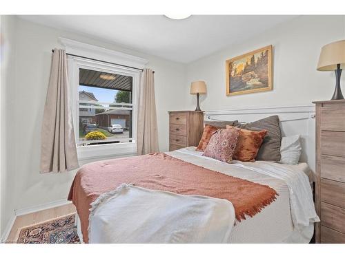 6317 Ash Street, Niagara Falls, ON - Indoor Photo Showing Bedroom