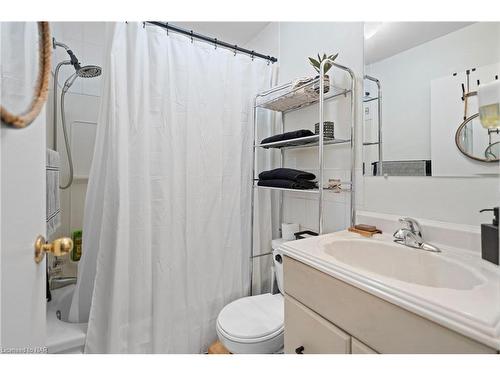 6317 Ash Street, Niagara Falls, ON - Indoor Photo Showing Bathroom