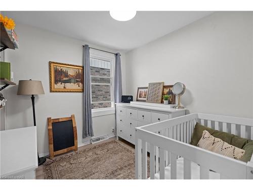 6317 Ash Street, Niagara Falls, ON - Indoor Photo Showing Bedroom