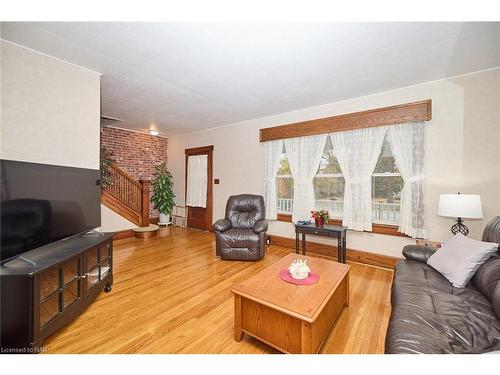 235 Phipps Street, Fort Erie, ON - Indoor Photo Showing Living Room