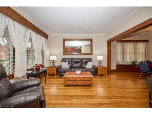 235 Phipps Street, Fort Erie, ON - Indoor Photo Showing Living Room