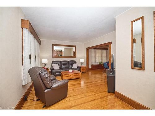 235 Phipps Street, Fort Erie, ON - Indoor Photo Showing Living Room