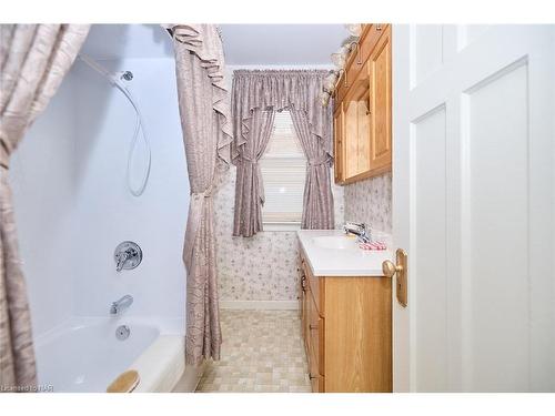 235 Phipps Street, Fort Erie, ON - Indoor Photo Showing Bathroom