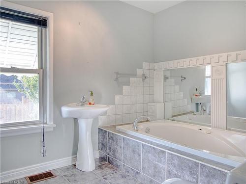 11 Hazel Street, St. Catharines, ON - Indoor Photo Showing Bathroom