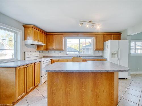 11 Hazel Street, St. Catharines, ON - Indoor Photo Showing Kitchen