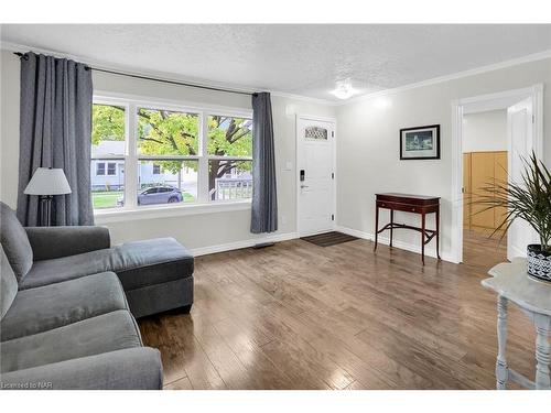 26 Doncaster Boulevard, St. Catharines, ON - Indoor Photo Showing Living Room