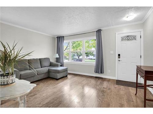 26 Doncaster Boulevard, St. Catharines, ON - Indoor Photo Showing Living Room