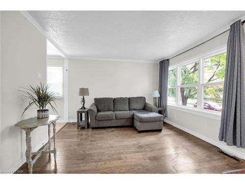 26 Doncaster Boulevard, St. Catharines, ON - Indoor Photo Showing Living Room