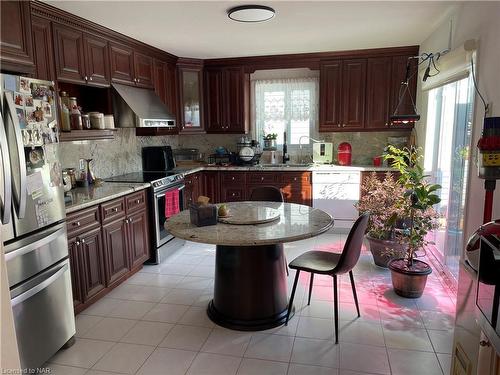 8138 Harvest Crescent, Niagara Falls, ON - Indoor Photo Showing Kitchen