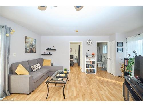 1463 Phillips Street, Fort Erie, ON - Indoor Photo Showing Living Room