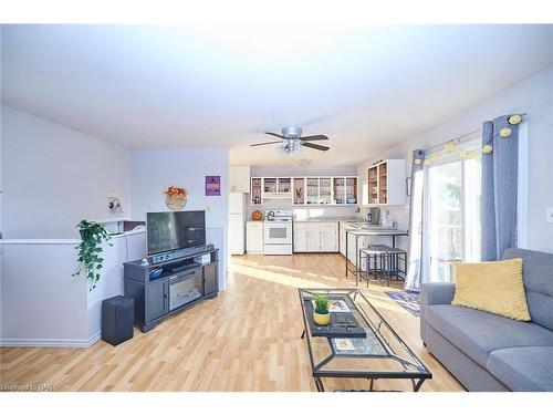 1463 Phillips Street, Fort Erie, ON - Indoor Photo Showing Living Room