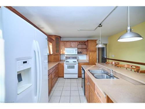 1463 Phillips Street, Fort Erie, ON - Indoor Photo Showing Kitchen With Double Sink