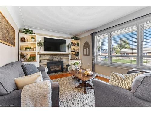 16 Hazelwood Avenue, Grimsby, ON - Indoor Photo Showing Living Room With Fireplace