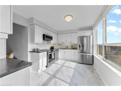 1008-3 Towering Heights Boulevard, St. Catharines, ON - Indoor Photo Showing Kitchen With Upgraded Kitchen