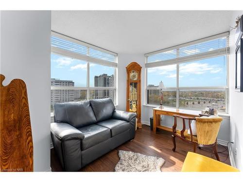 1008-3 Towering Heights Boulevard, St. Catharines, ON - Indoor Photo Showing Living Room