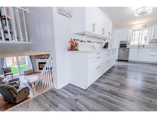 6519 Harper Drive, Niagara Falls, ON - Indoor Photo Showing Kitchen With Double Sink