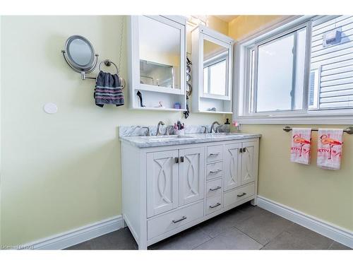 6519 Harper Drive, Niagara Falls, ON - Indoor Photo Showing Bathroom