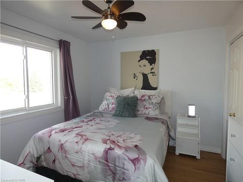 6519 Harper Drive, Niagara Falls, ON - Indoor Photo Showing Bedroom