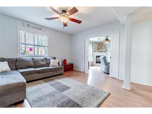 6519 Harper Drive, Niagara Falls, ON - Indoor Photo Showing Living Room