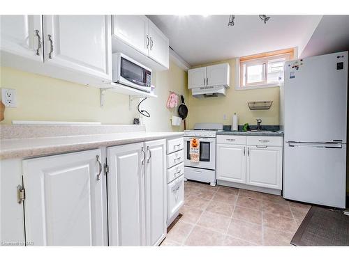 6519 Harper Drive, Niagara Falls, ON - Indoor Photo Showing Kitchen