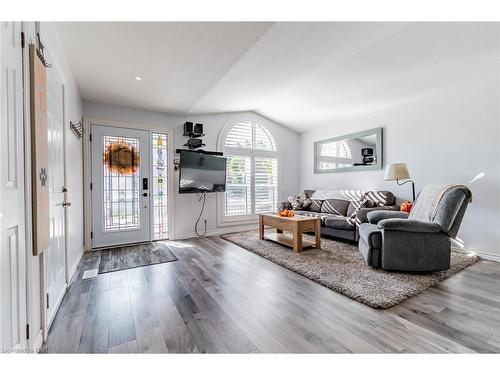 6519 Harper Drive, Niagara Falls, ON - Indoor Photo Showing Living Room