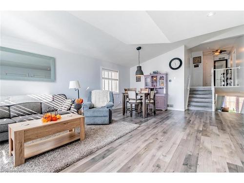 6519 Harper Drive, Niagara Falls, ON - Indoor Photo Showing Living Room