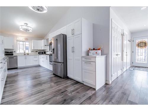 6519 Harper Drive, Niagara Falls, ON - Indoor Photo Showing Kitchen