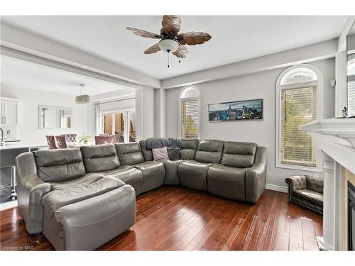 119 Candlewood Drive, Stoney Creek, ON - Indoor Photo Showing Living Room