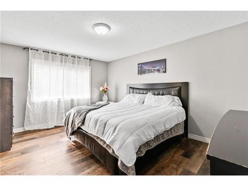 119 Candlewood Drive, Stoney Creek, ON - Indoor Photo Showing Bedroom