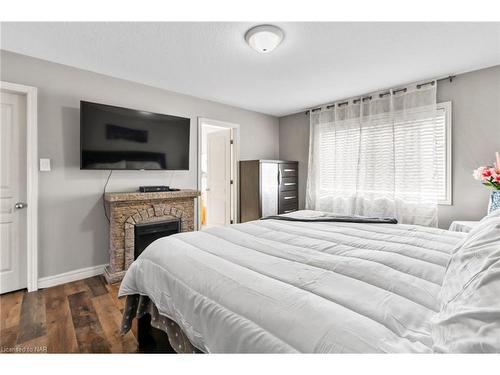 119 Candlewood Drive, Stoney Creek, ON - Indoor Photo Showing Bedroom