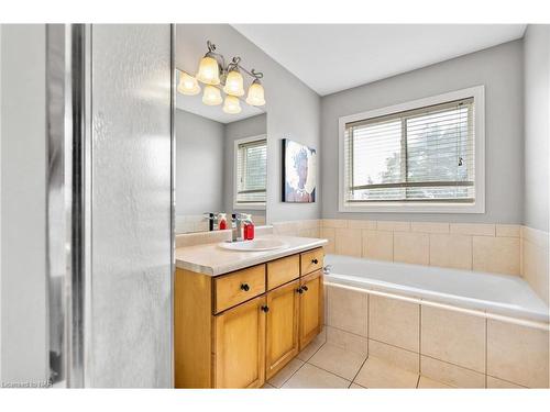 119 Candlewood Drive, Stoney Creek, ON - Indoor Photo Showing Bathroom