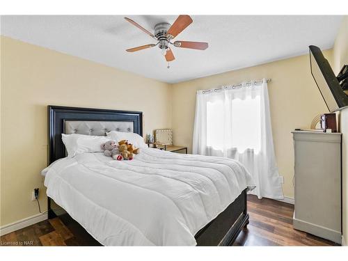 119 Candlewood Drive, Stoney Creek, ON - Indoor Photo Showing Bedroom