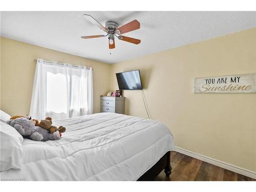 119 Candlewood Drive, Stoney Creek, ON - Indoor Photo Showing Bedroom