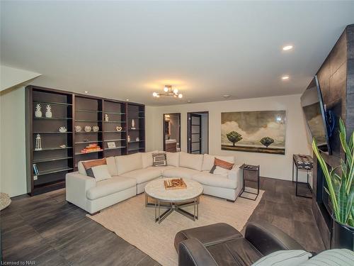 1925 Hansler Street, Fonthill, ON - Indoor Photo Showing Living Room