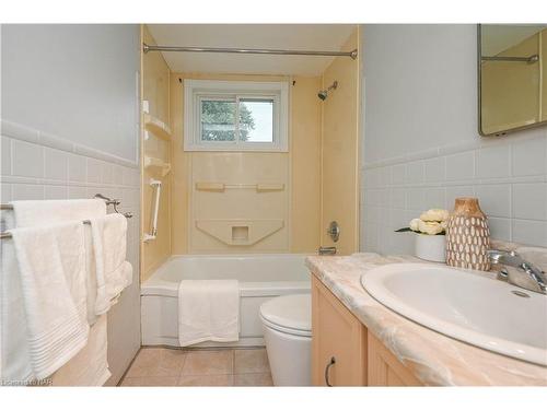 72 Wakelin Terrace, St. Catharines, ON - Indoor Photo Showing Bathroom