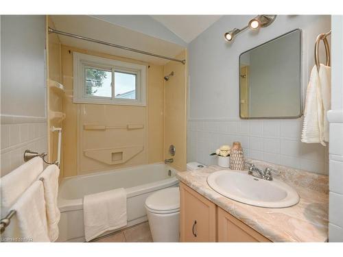 72 Wakelin Terrace, St. Catharines, ON - Indoor Photo Showing Bathroom