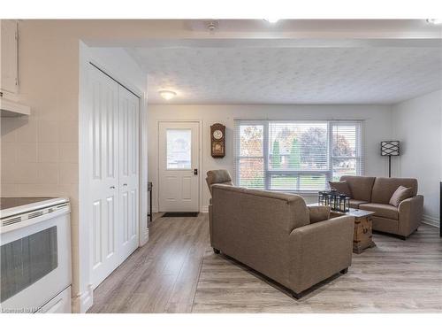 6631 Dawson Street, Niagara Falls, ON - Indoor Photo Showing Living Room