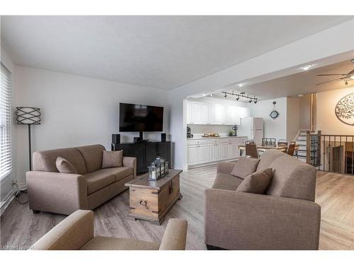 6631 Dawson Street, Niagara Falls, ON - Indoor Photo Showing Living Room