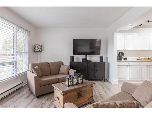 6631 Dawson Street, Niagara Falls, ON - Indoor Photo Showing Living Room