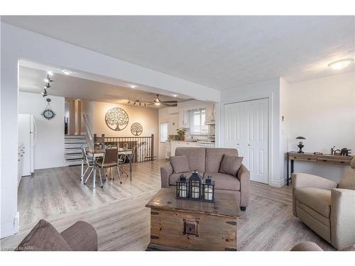 6631 Dawson Street, Niagara Falls, ON - Indoor Photo Showing Living Room