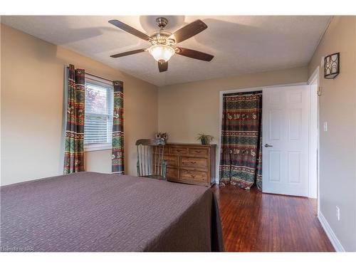 6631 Dawson Street, Niagara Falls, ON - Indoor Photo Showing Bedroom