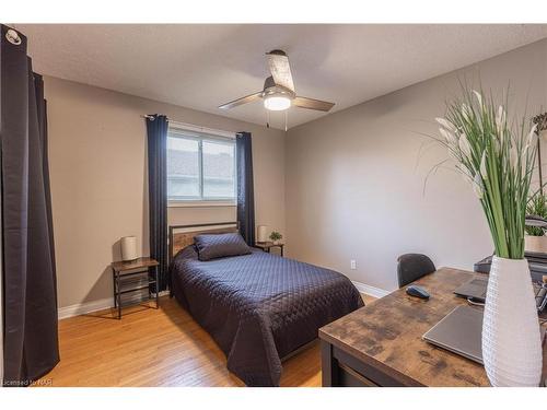 6631 Dawson Street, Niagara Falls, ON - Indoor Photo Showing Bedroom