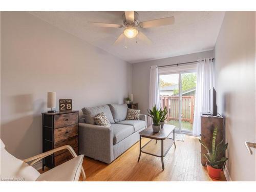 6631 Dawson Street, Niagara Falls, ON - Indoor Photo Showing Living Room