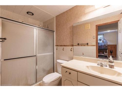 6631 Dawson Street, Niagara Falls, ON - Indoor Photo Showing Bathroom