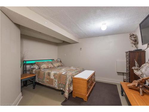 6631 Dawson Street, Niagara Falls, ON - Indoor Photo Showing Bedroom