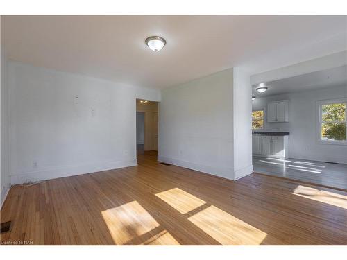 1408 Garrison Road, Fort Erie, ON - Indoor Photo Showing Living Room