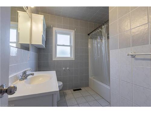 1408 Garrison Road, Fort Erie, ON - Indoor Photo Showing Bathroom