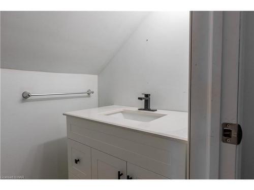 1408 Garrison Road, Fort Erie, ON - Indoor Photo Showing Bathroom