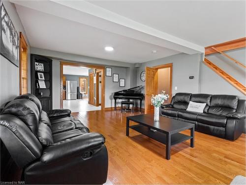 4426 Netherby Road, Welland, ON - Indoor Photo Showing Living Room