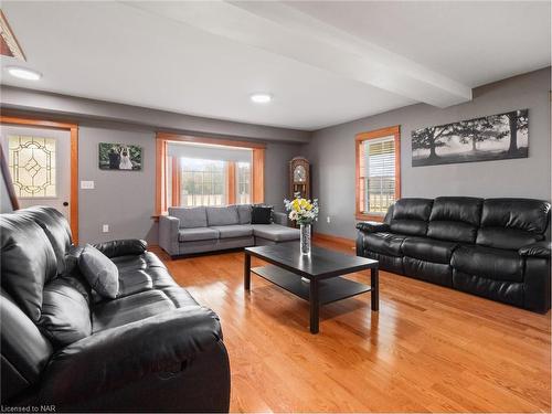 4426 Netherby Road, Welland, ON - Indoor Photo Showing Living Room